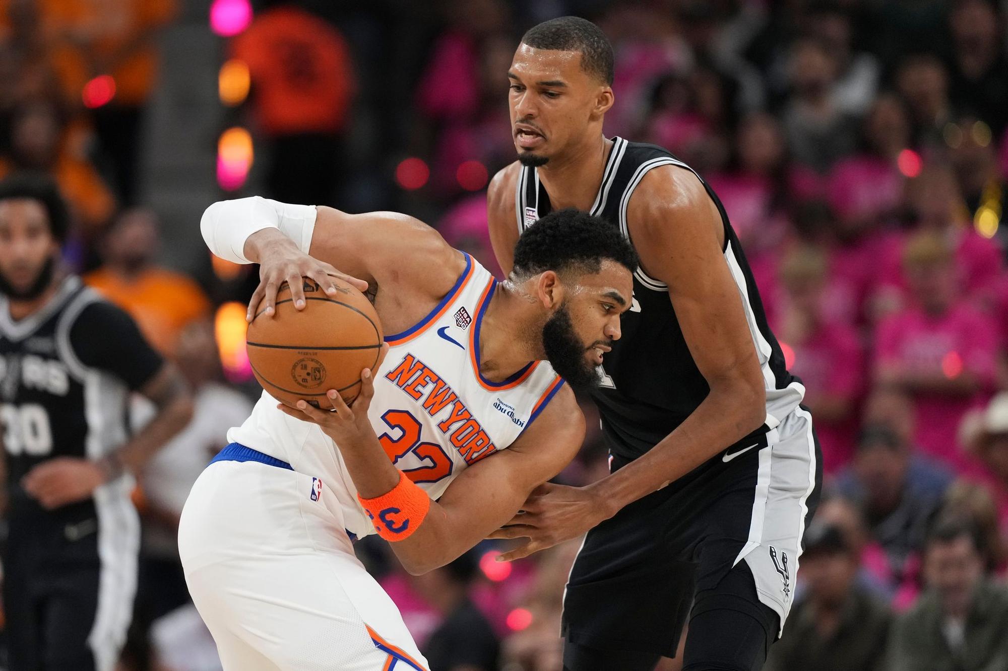 Karl-Antony Towns (links) arbeitete hart und erfolgreich gegen Victor Wembanyama.