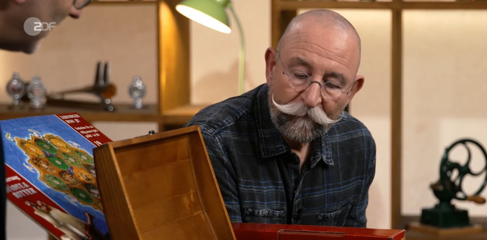 „Oh mein Gott im Himmel“, platzte es aus Horst Lichter heraus, als er in der Donnerstagsausgabe von „Bares für Rares“ einen echten Spieleklassiker in ungewöhnlicher Ausführung zu Gesicht bekam. (Bild: ZDF)