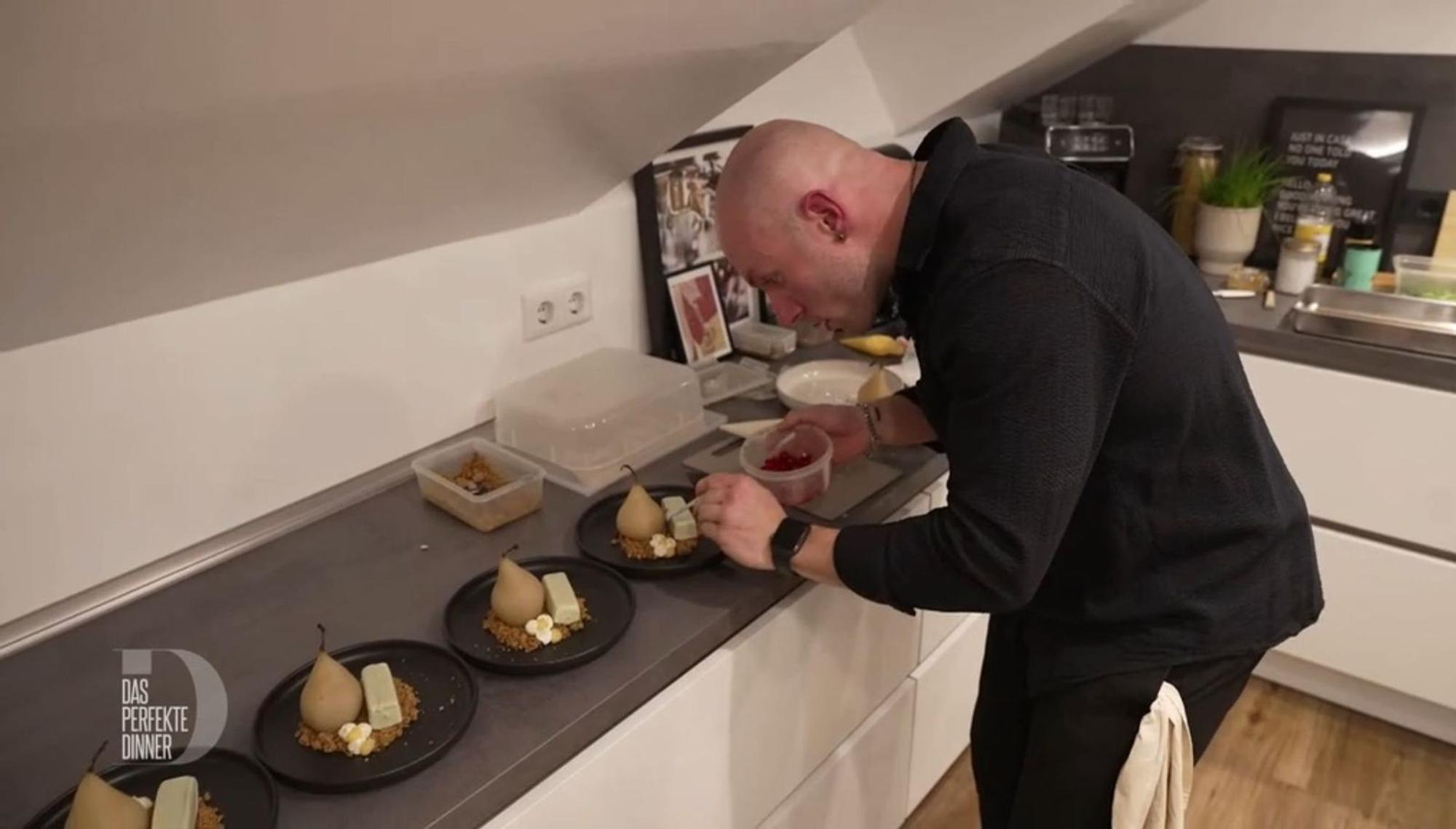 Optisches Highlight wird das Birnen-Dessert.
(Bild: RTL)