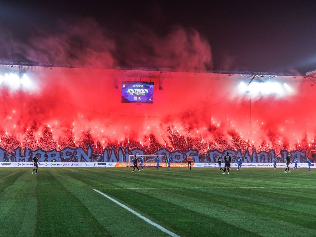 Magdeburger Fans brennen Pyro ab