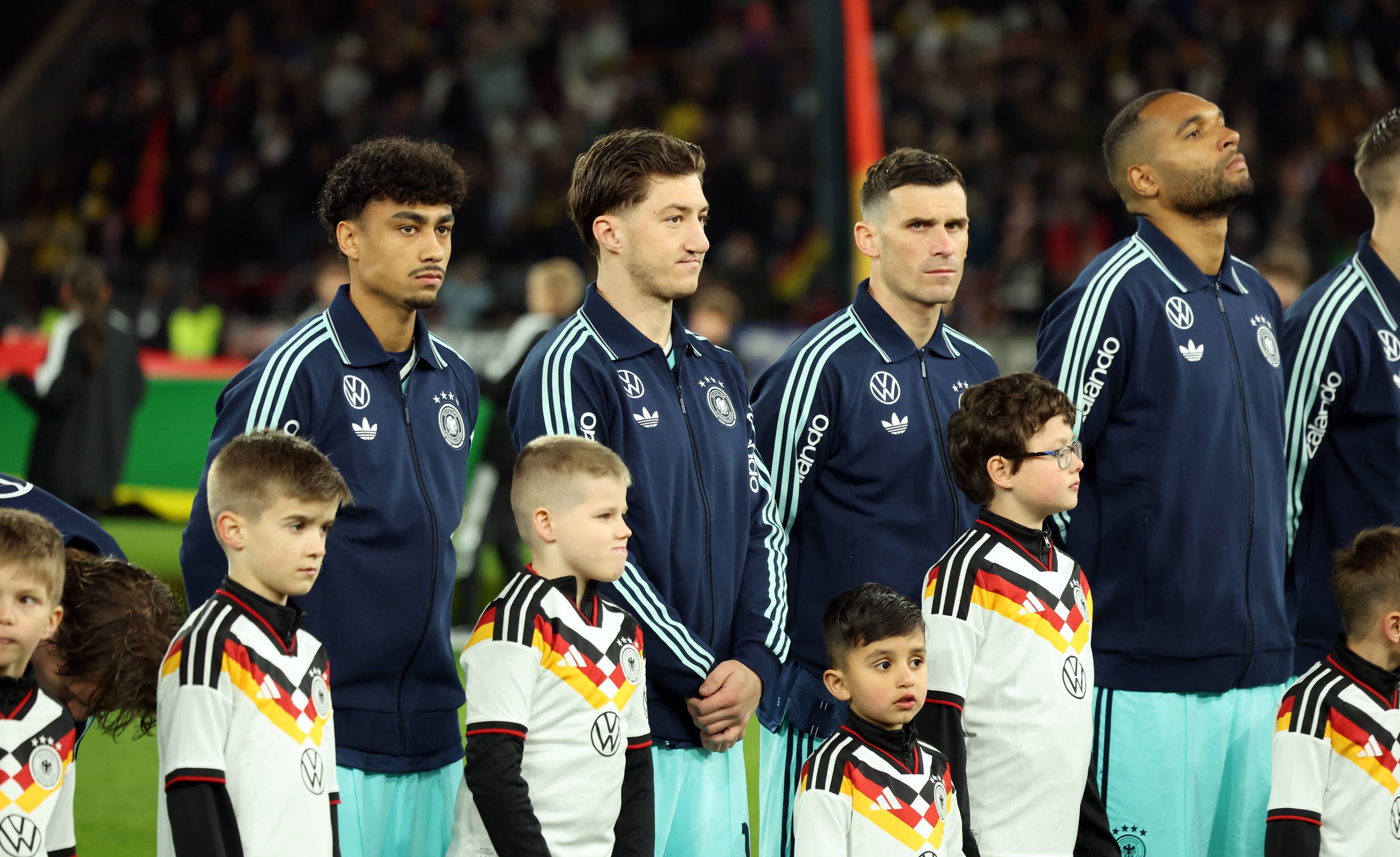 Nathaniel Brown steht bei der Hymne neben Teamkollegen.