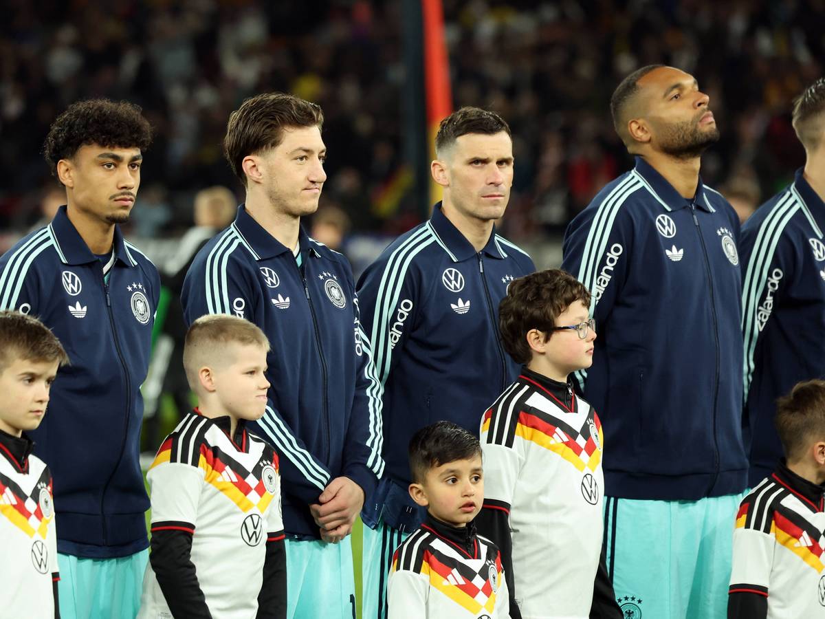 Nathaniel Brown steht bei der Hymne neben Teamkollegen.