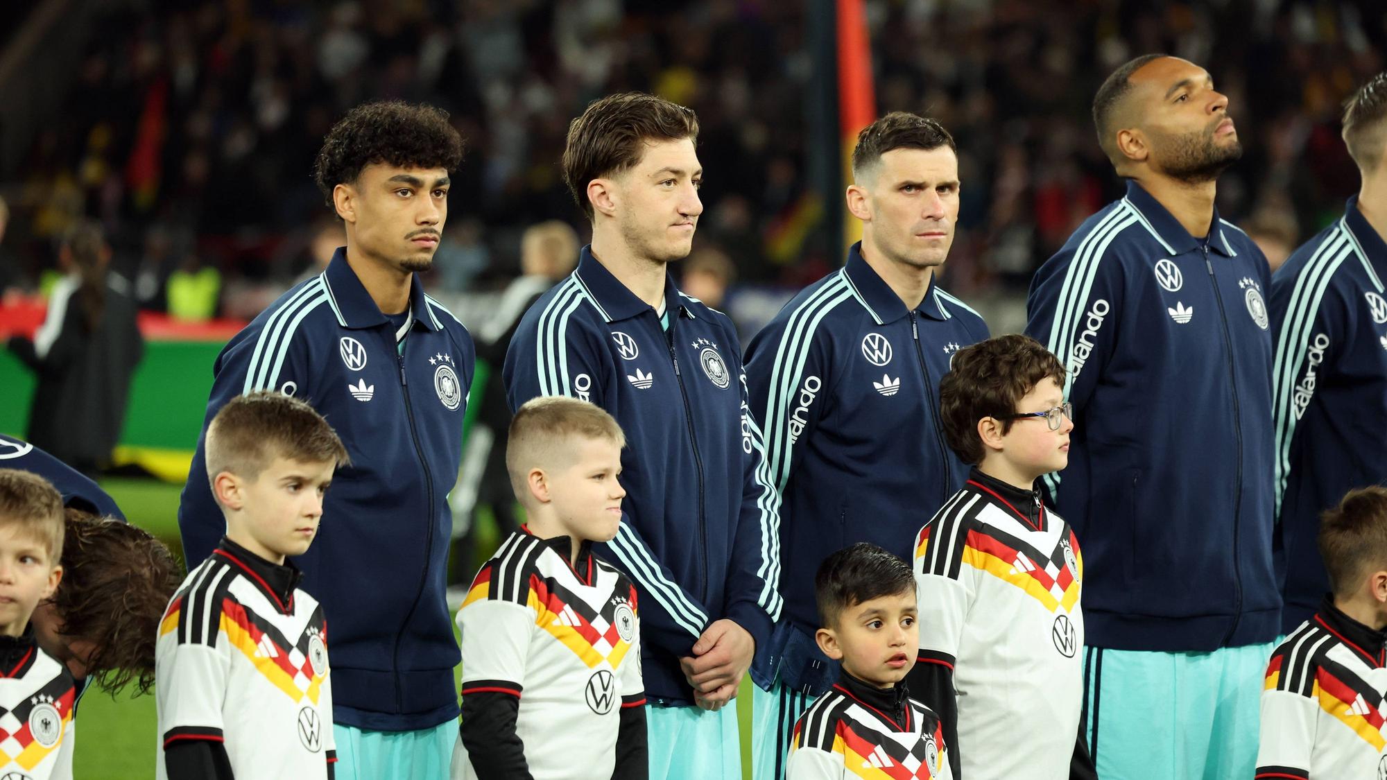 Nathaniel Brown steht bei der Hymne neben Teamkollegen.