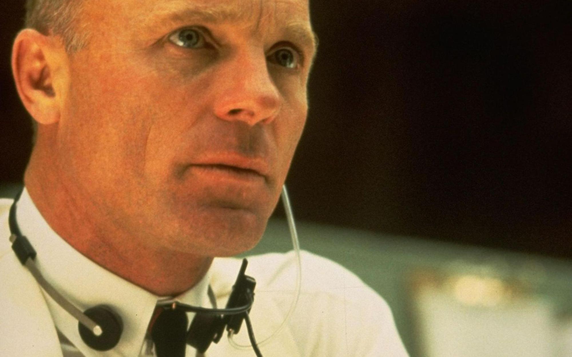 Gene Kranz (Ed Harris) tut am Boden alles, um den in Not geratenen Astronauten zu helfen. (Bild: 1995 Universal City Studios LLC. All Rights Reserved.)