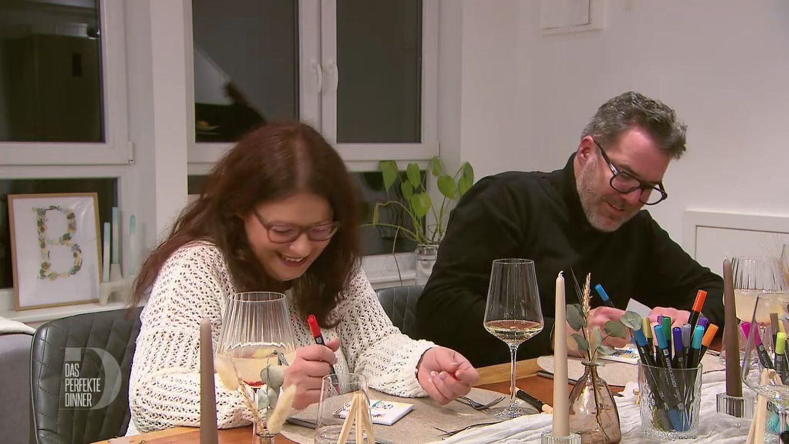 Während Alex in der Küche brutzelt, haben Elina und Tim Spaß beim Malen.
 (Bild: RTL)