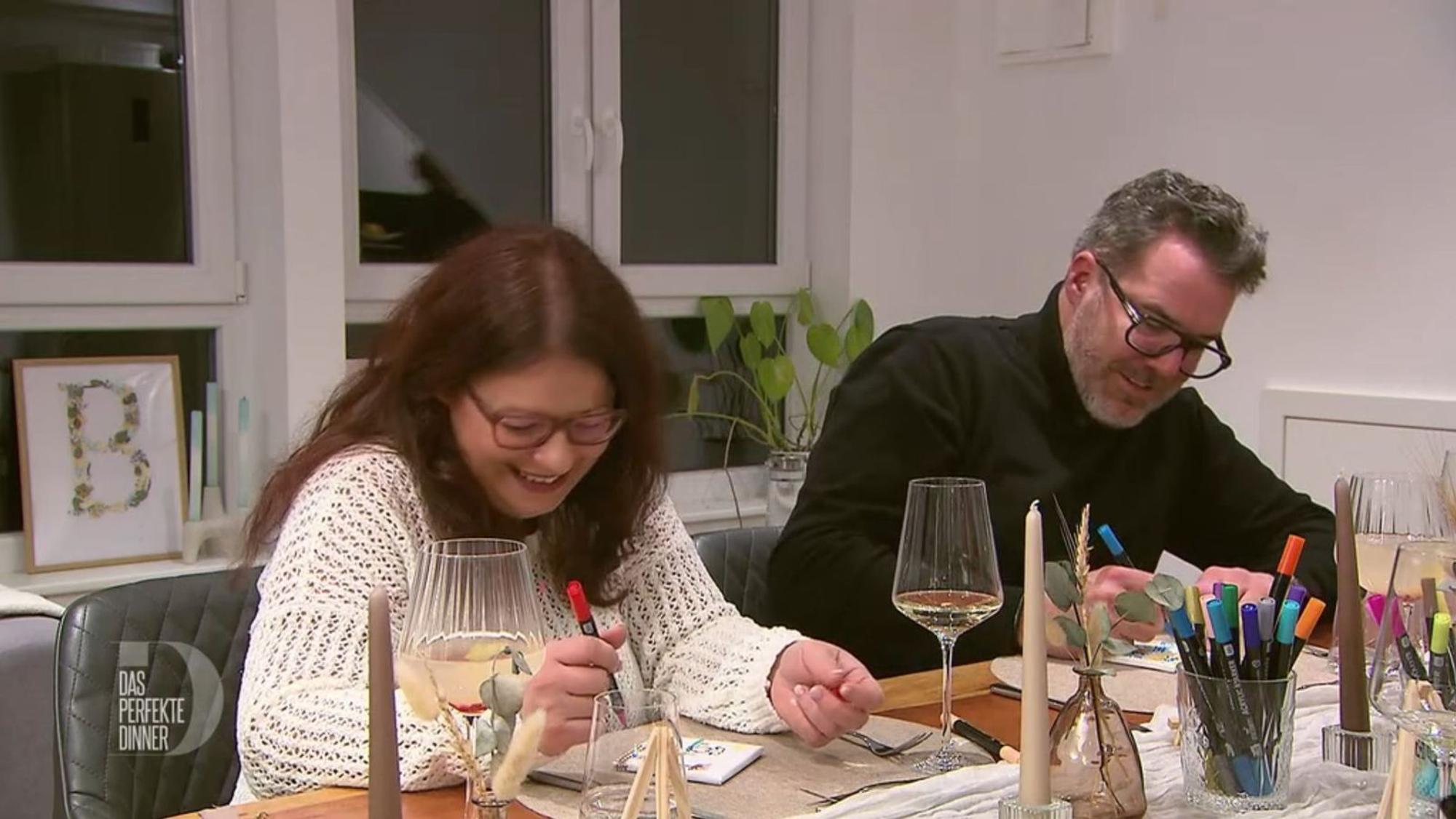 Während Alex in der Küche brutzelt, haben Elina und Tim Spaß beim Malen.
(Bild: RTL)