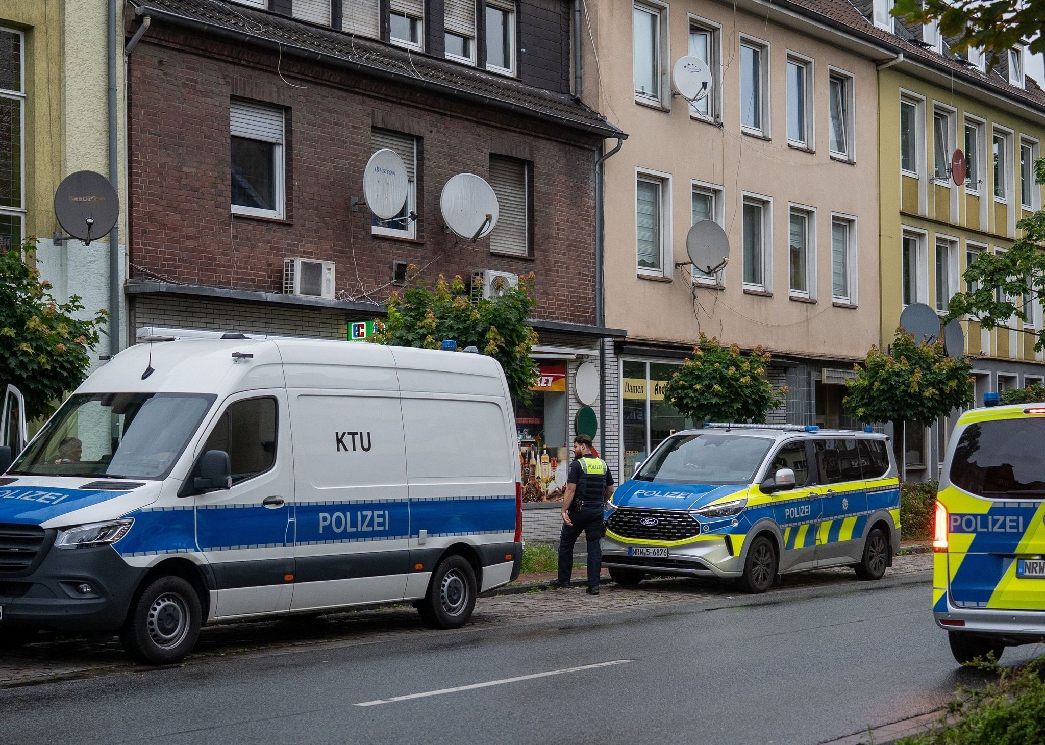 Zwei Männer durch Schüsse und Messer lebensgefährlich verletzt