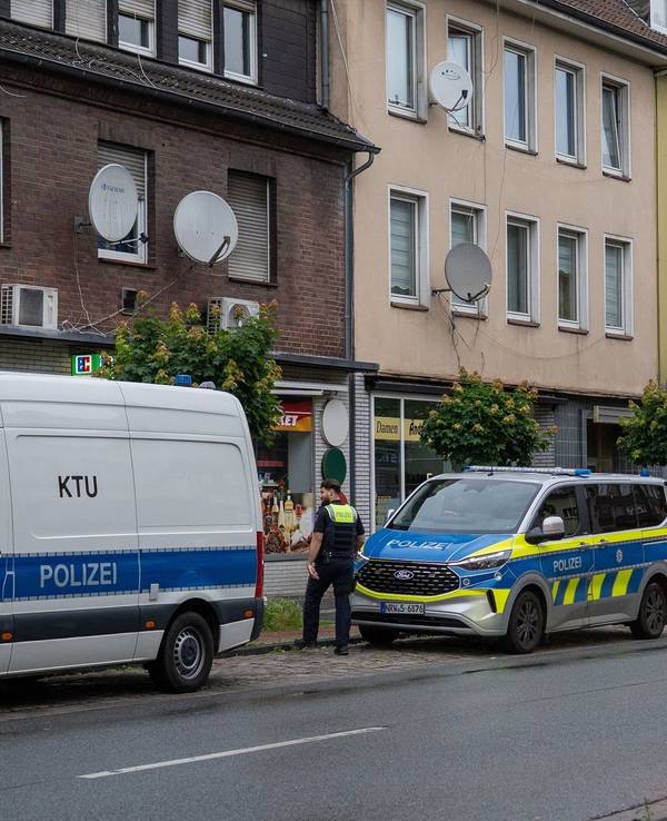 Zwei Männer durch Schüsse und Messer lebensgefährlich verletzt