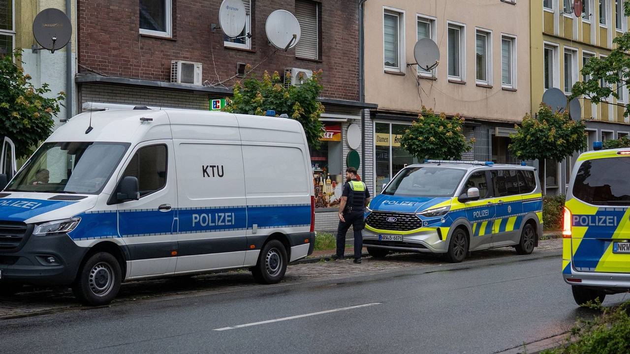Zwei Männer durch Schüsse und Messer lebensgefährlich verletzt