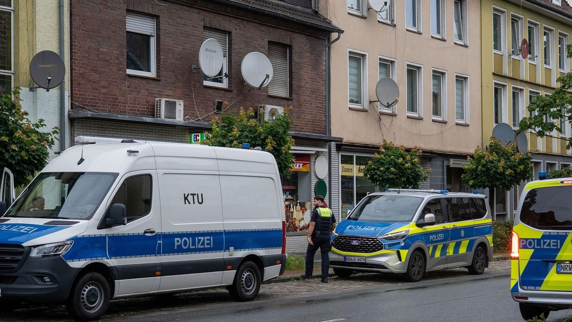 Zwei Männer durch Schüsse und Messer lebensgefährlich verletzt