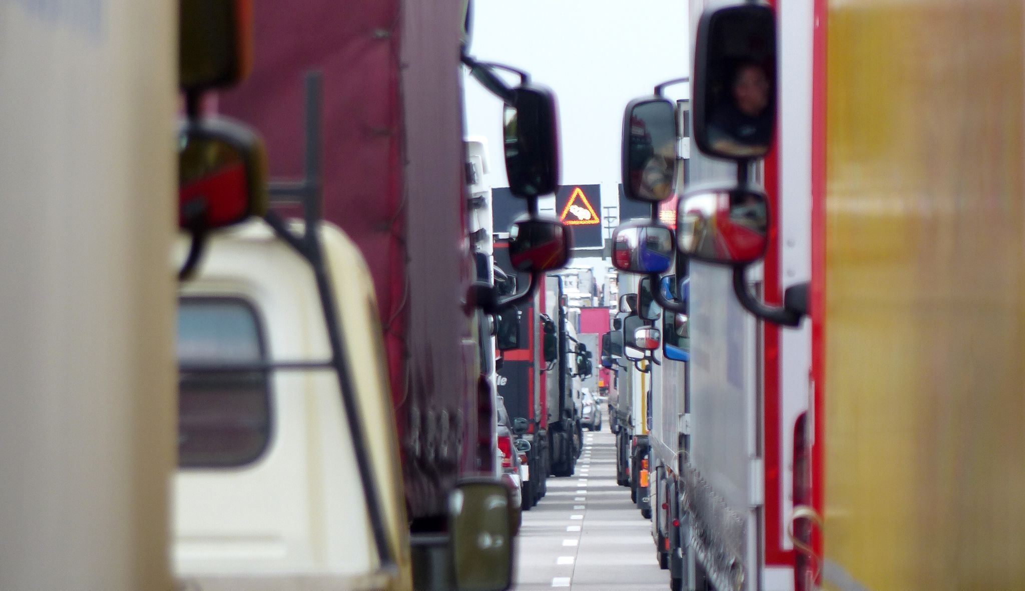 Mehrere Lkw stehen im Stau auf der A2