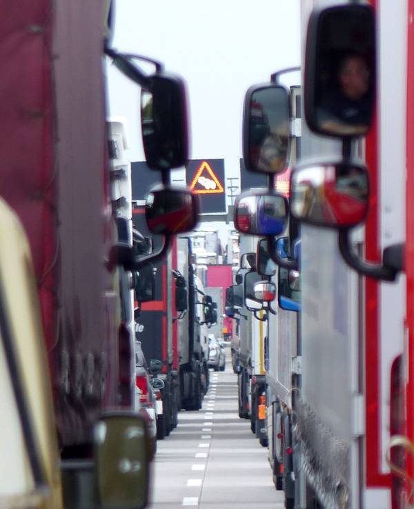 Mehrere Lkw stehen im Stau auf der A2
