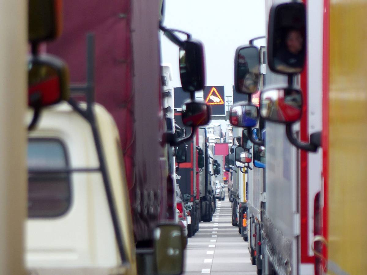 Mehrere Lkw stehen im Stau auf der A2