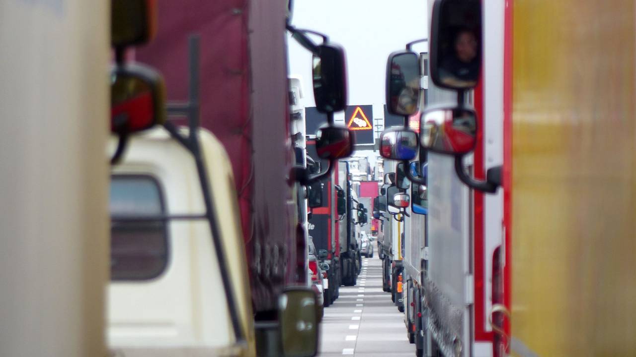 Mehrere Lkw stehen im Stau auf der A2
