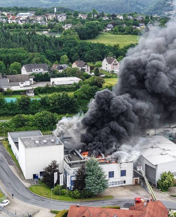 Großbrand in Lagerhalle – A1 zeitweise gesperrt