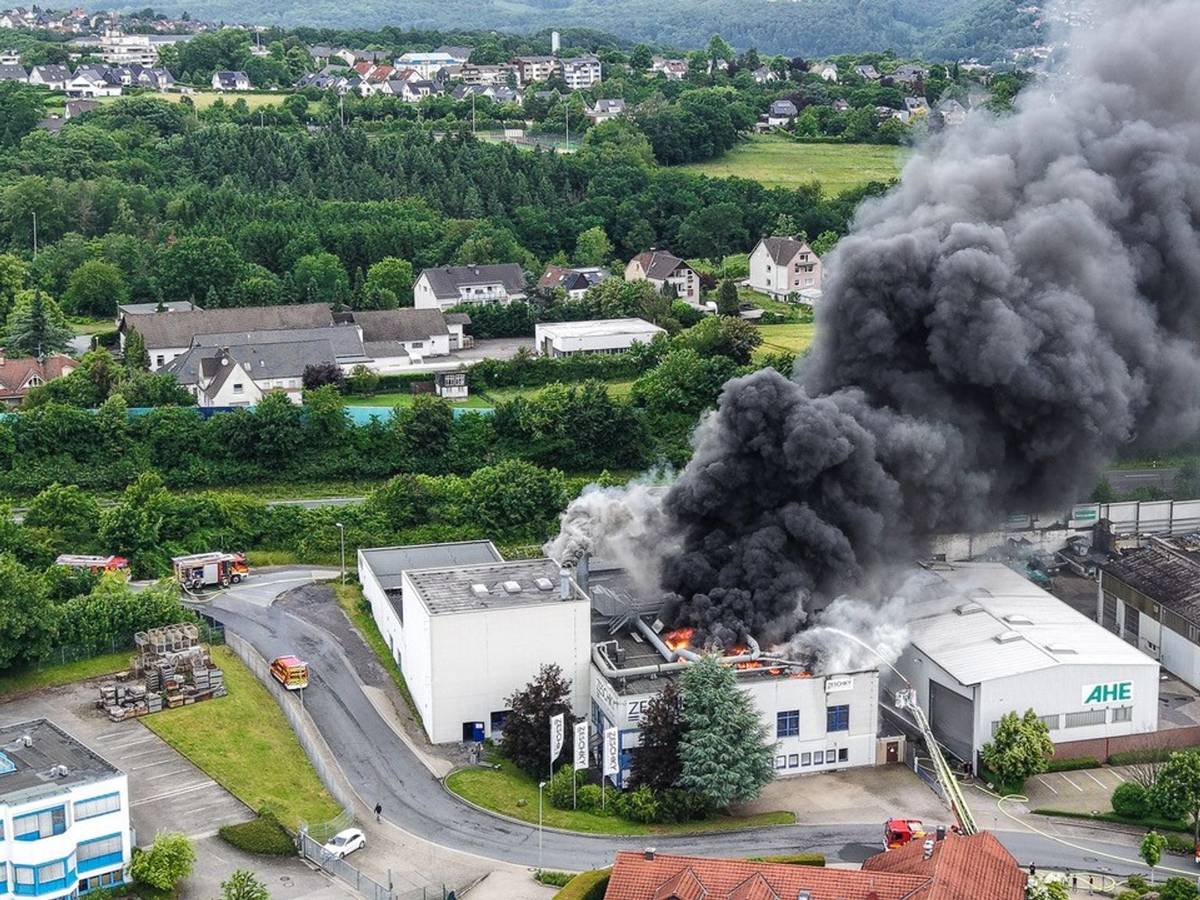 Großbrand in Lagerhalle – A1 zeitweise gesperrt