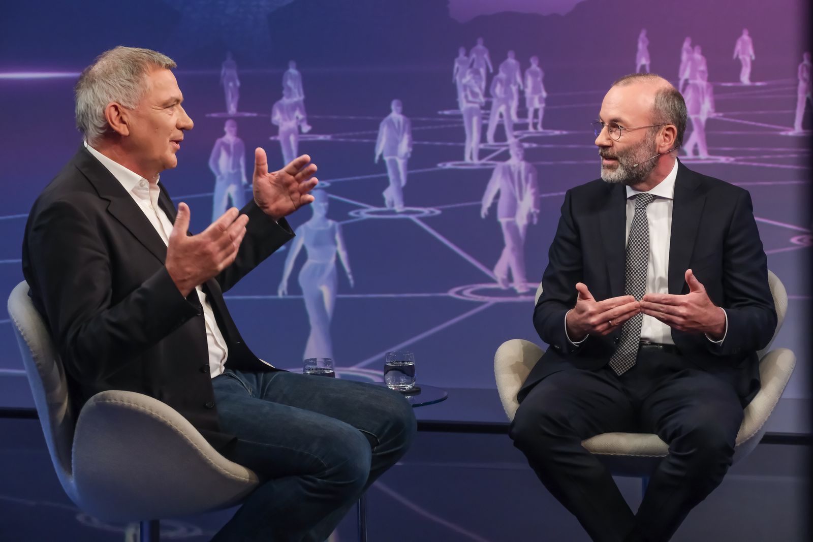 Linken-Chef Jan van Aken (links) zeigte sich bei Maischberger am Mittwochabend wenig überrascht, dass Deutschland bei der Wahl in den UN-Sicherheitsrat gescheitert ist.  (Bild: WDR/ Oliver Ziebe)
