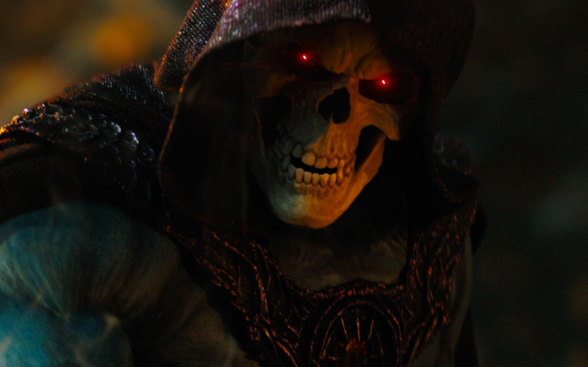 Auch wenn man ihn hier nicht erkennt: Hinter der herrlich fiesen Skeletor-Visage verbirgt sich Hollywood-Superstar Jared Leto. Mit großen Schurkenfiguren kennt der sich spätestens seit seiner Joker-Rolle in „Suicide Squad“ bestens aus. (Bild: 2026 Amazon MGM Studios Content Services LLC)