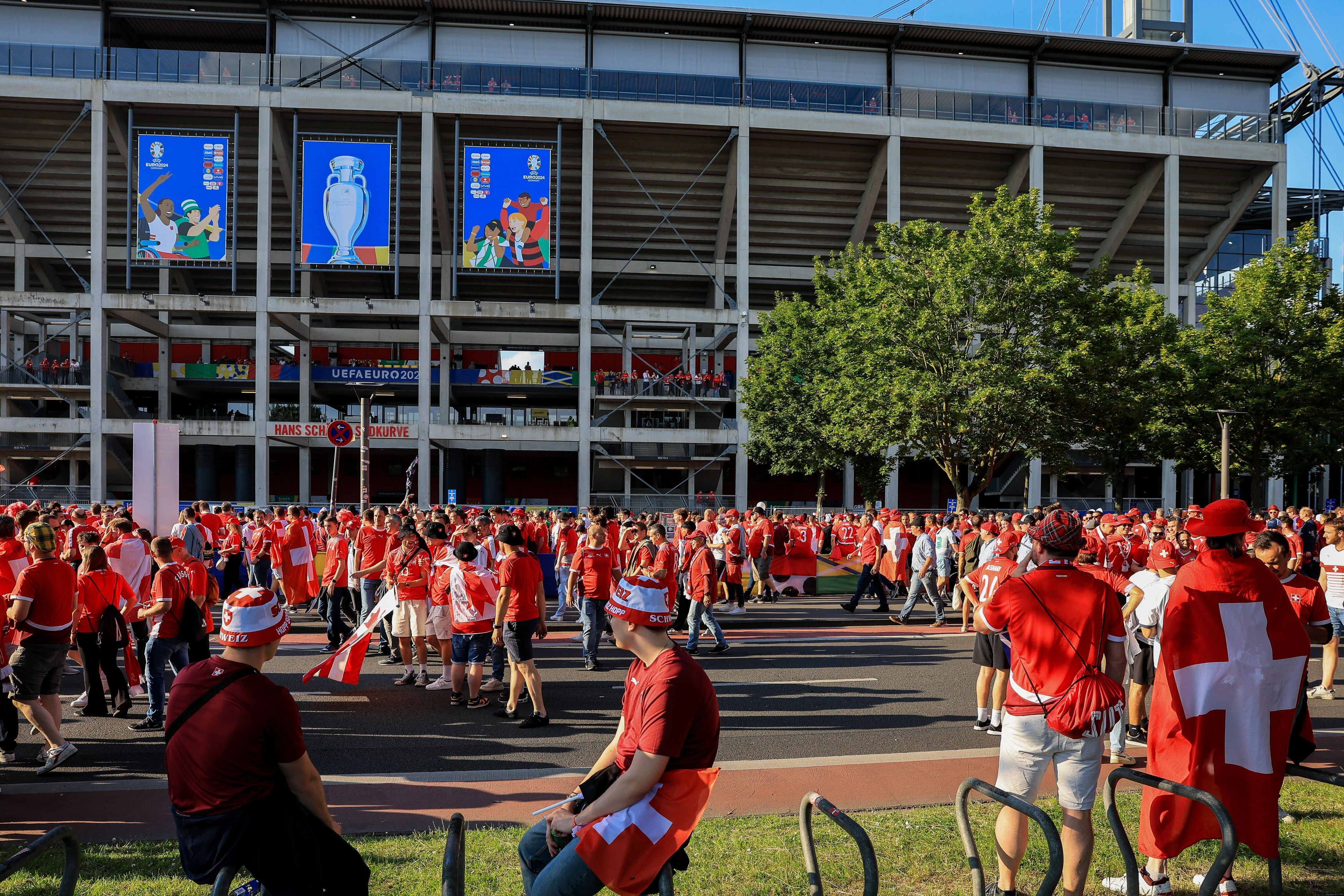 Fans vor dem Rhein-Energie-Stadion in Köln.