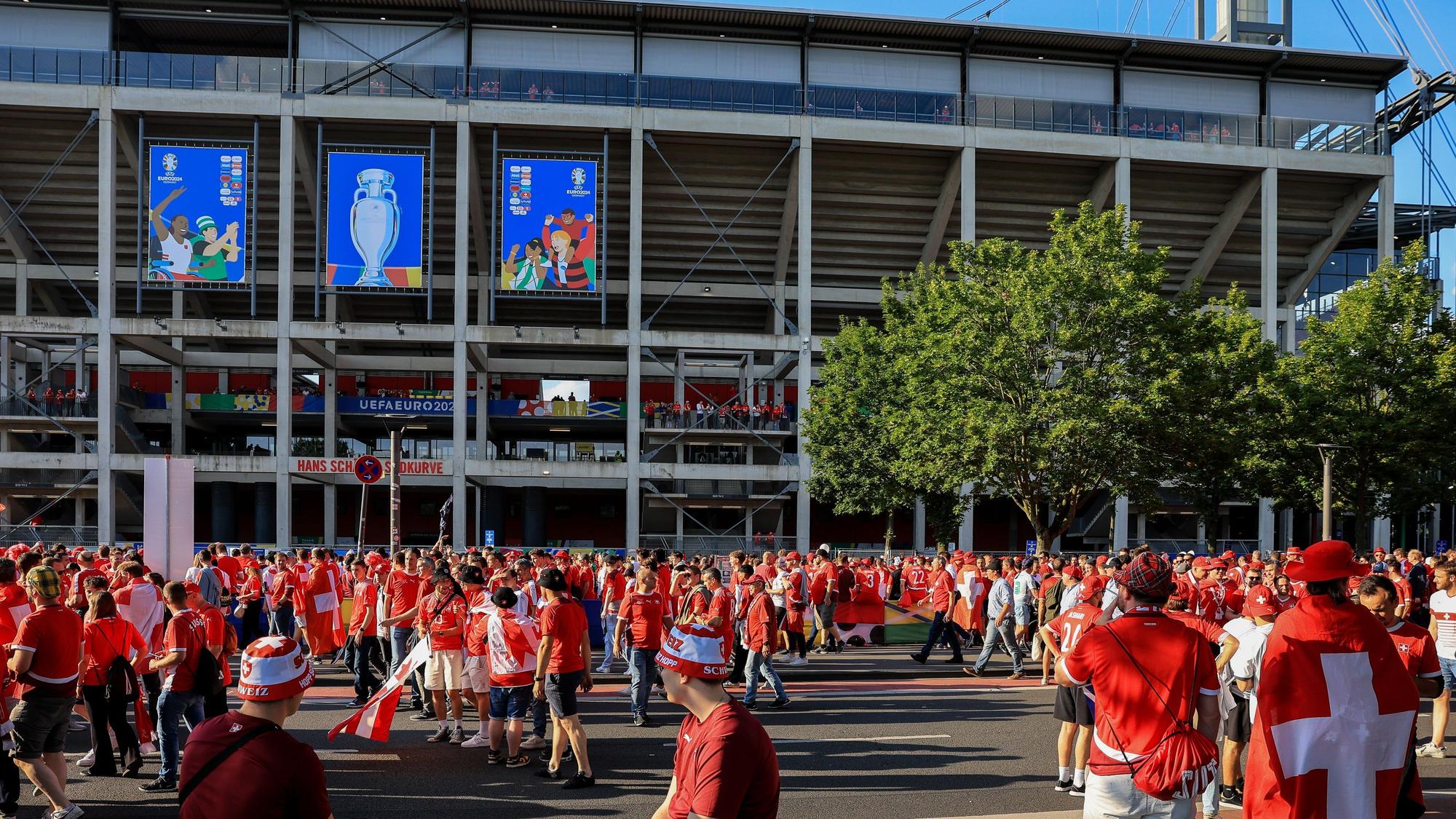 Fans vor dem Rhein-Energie-Stadion in Köln.