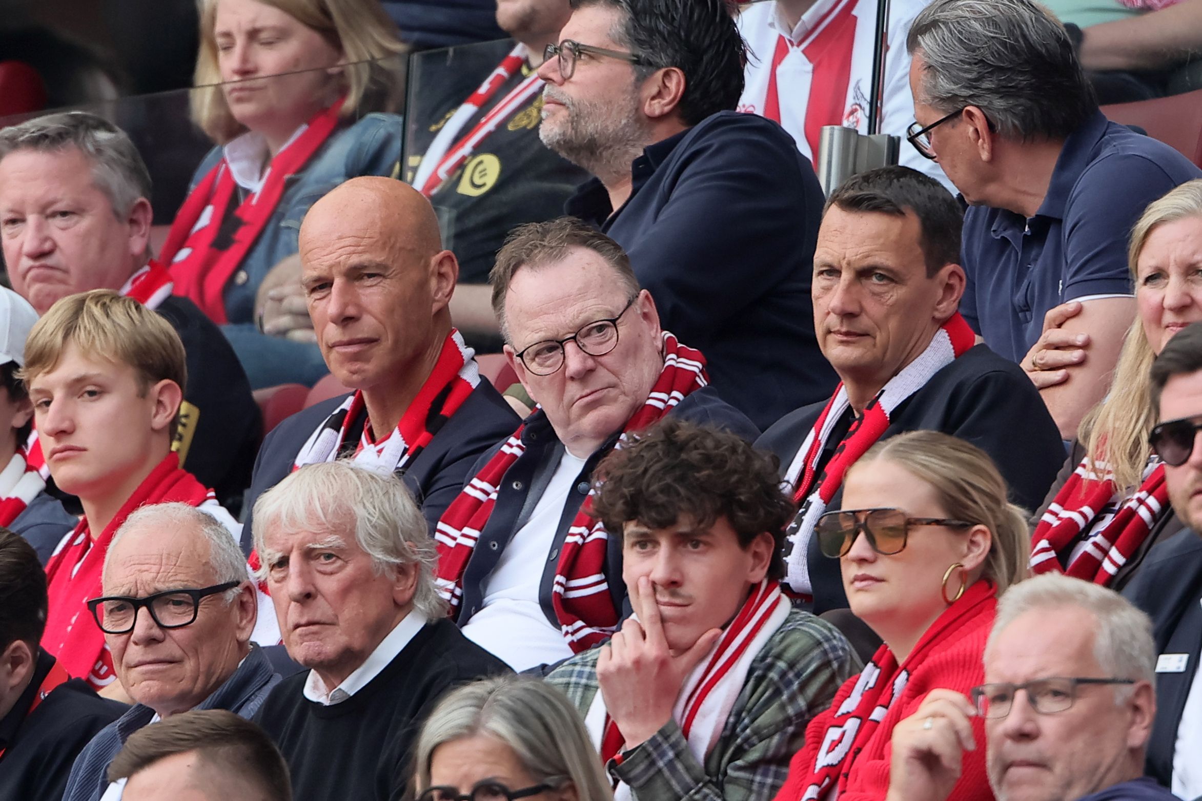 Mitte v.l.: FC-Präsident Jörn Stobbe, Kölns OB Torsten Burmester und FC-Vizepräsident Ulf Sobek beim Heimspiel des 1. FC Köln gegen Heidenheim.