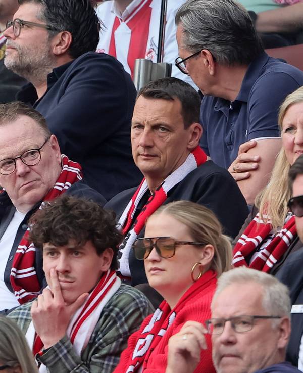 Mitte v.l.: FC-Präsident Jörn Stobbe, Kölns OB Torsten Burmester und FC-Vizepräsident Ulf Sobek beim Heimspiel des 1. FC Köln gegen Heidenheim.