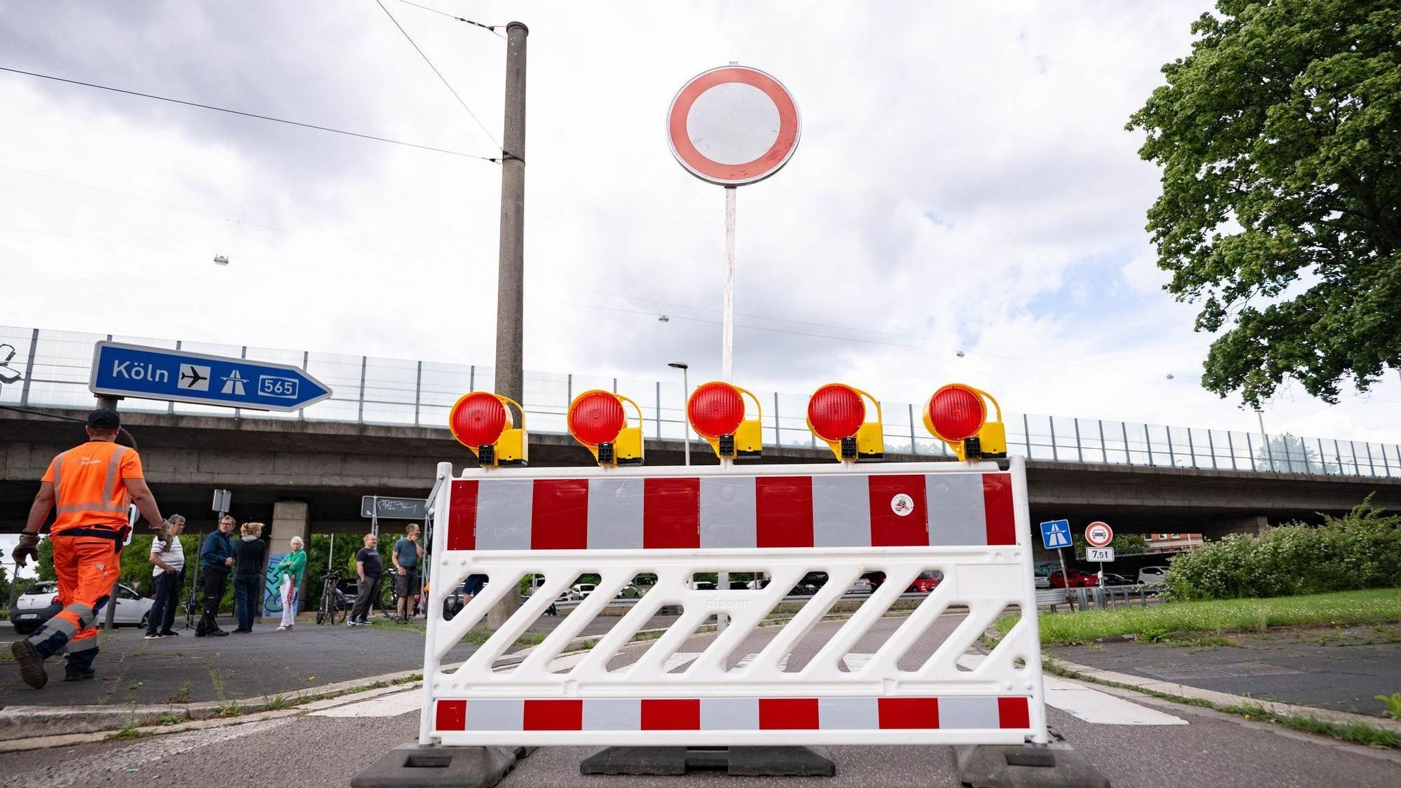 Zu Zufahrt zur Bonner Nordbrücke ist abgesperrt.