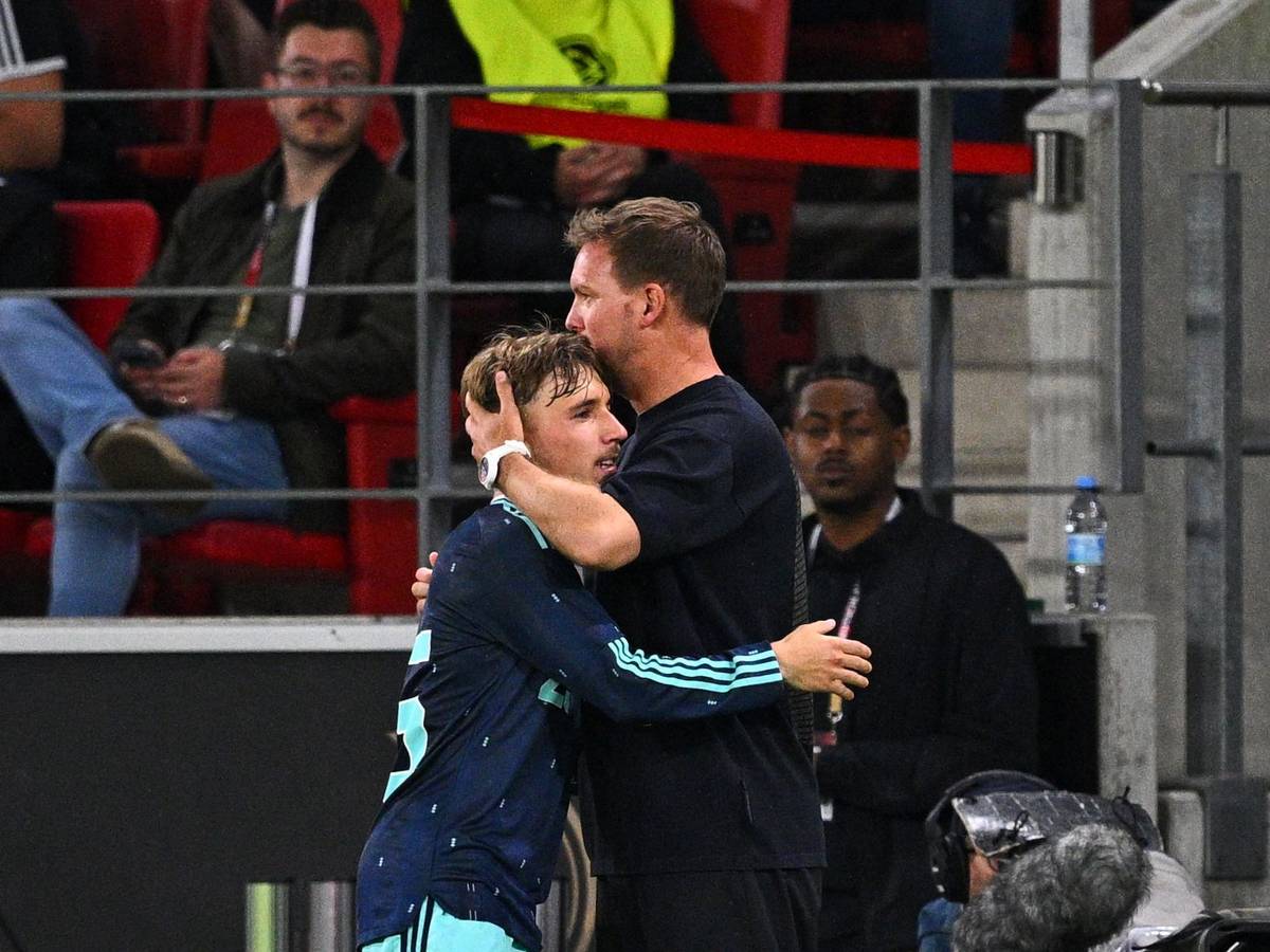 Bundestrainer Julian Nagelsmann schließt Team-Youngster Lennart Karl in die Arme. (Archivbild)