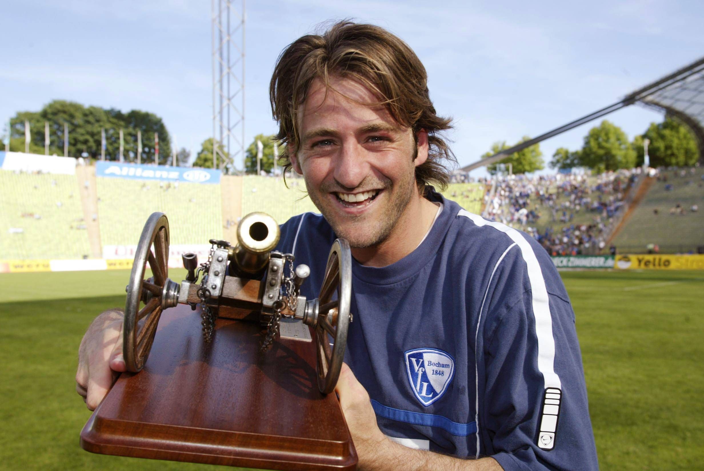 Thomas Christiansen posiert mit der Torjägerkanone.