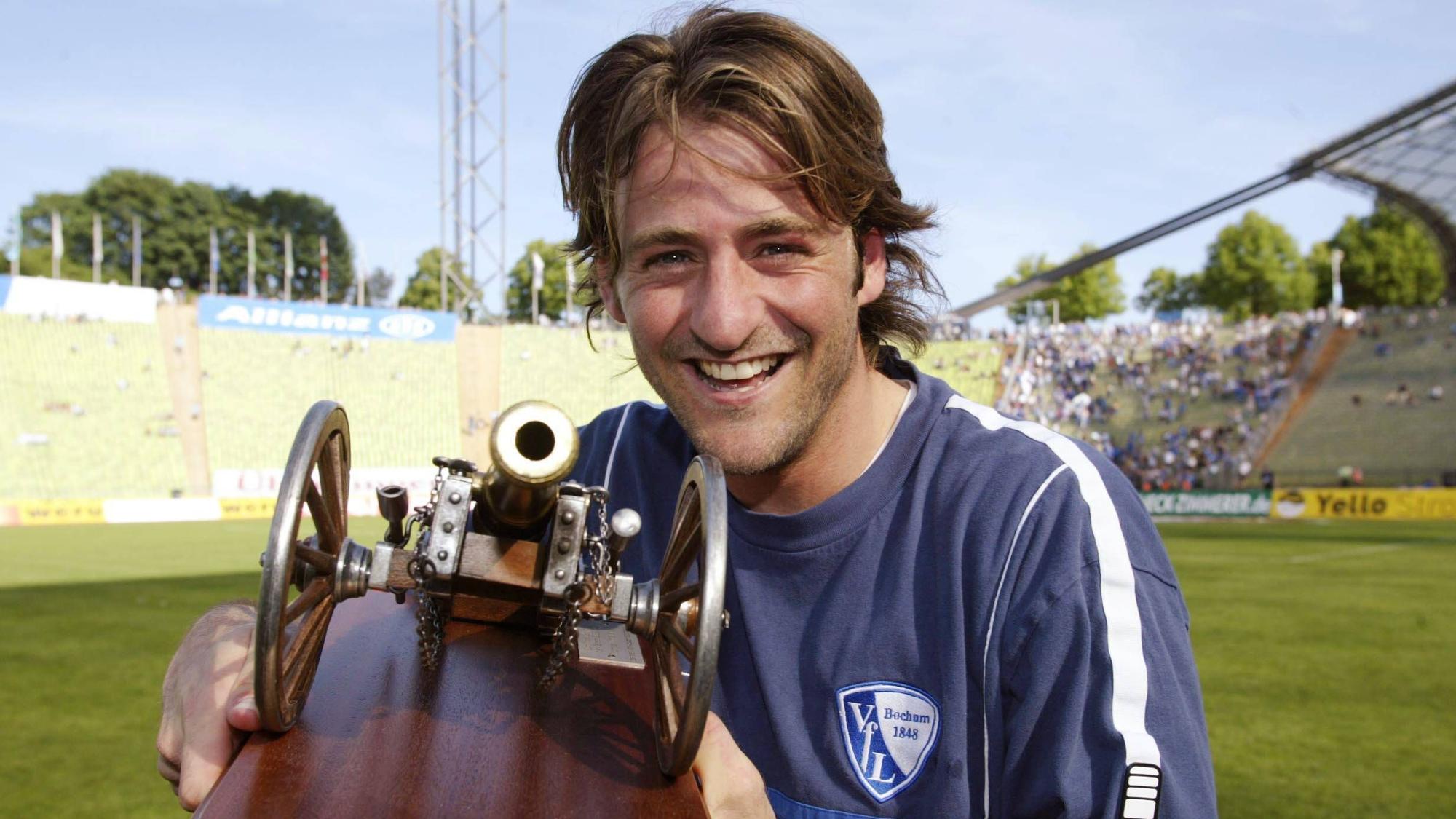 Thomas Christiansen posiert mit der Torjägerkanone.
