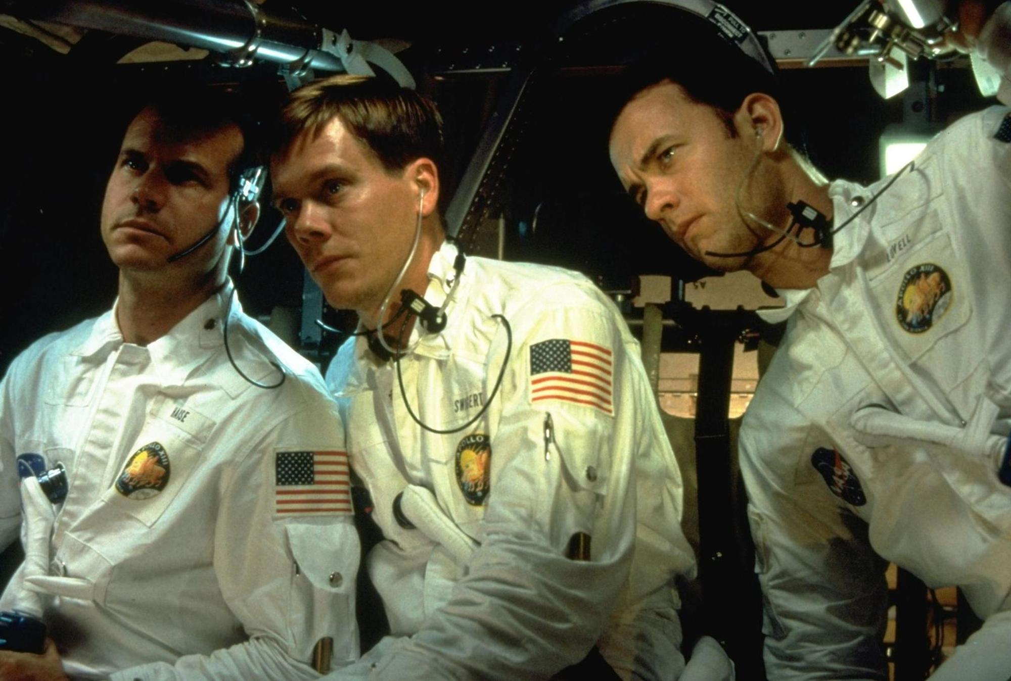 Fred Haise (Bill Paxton, links), Jack Swigert (Kevin Bacon, Mitte) und Jim Lovell (Tom Hanks) arbeiten zusammen, um eine Chance auf eine sichere Landung zu haben. (Bild: 1995 Universal City Studios LLC. All Rights Reserved.)