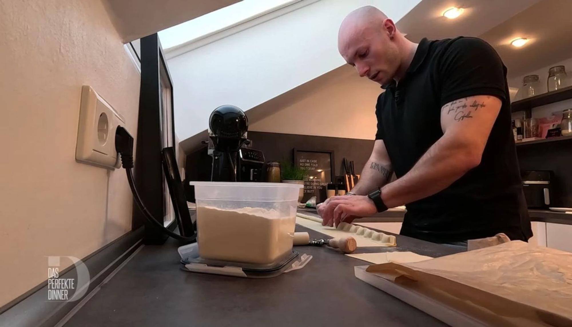 Beim Formen seiner Vorspeisen-Pasta lässt Alex ebenfalls höchste Präzision walten.
(Bild: RTL)