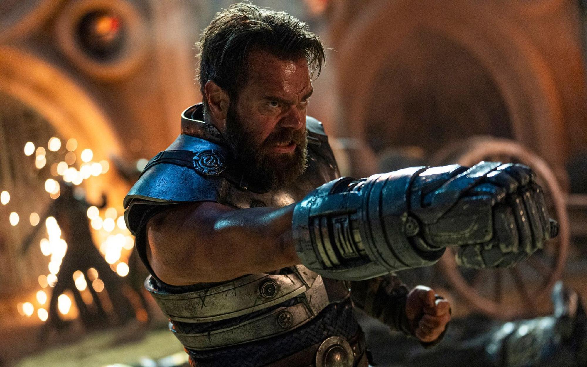 Wenn jemand im Armdrücken gegen He-Man gewinnen kann, dann höchstens er: Johannes Haukur Johannesson verkörpert Fisto, eine Figur, die schon seit 1984 zum „Masters of the Universe“-Kosmos gehört. (Bild: 2026 Amazon MGM Studios Content Services LLC/Giles Keyte)