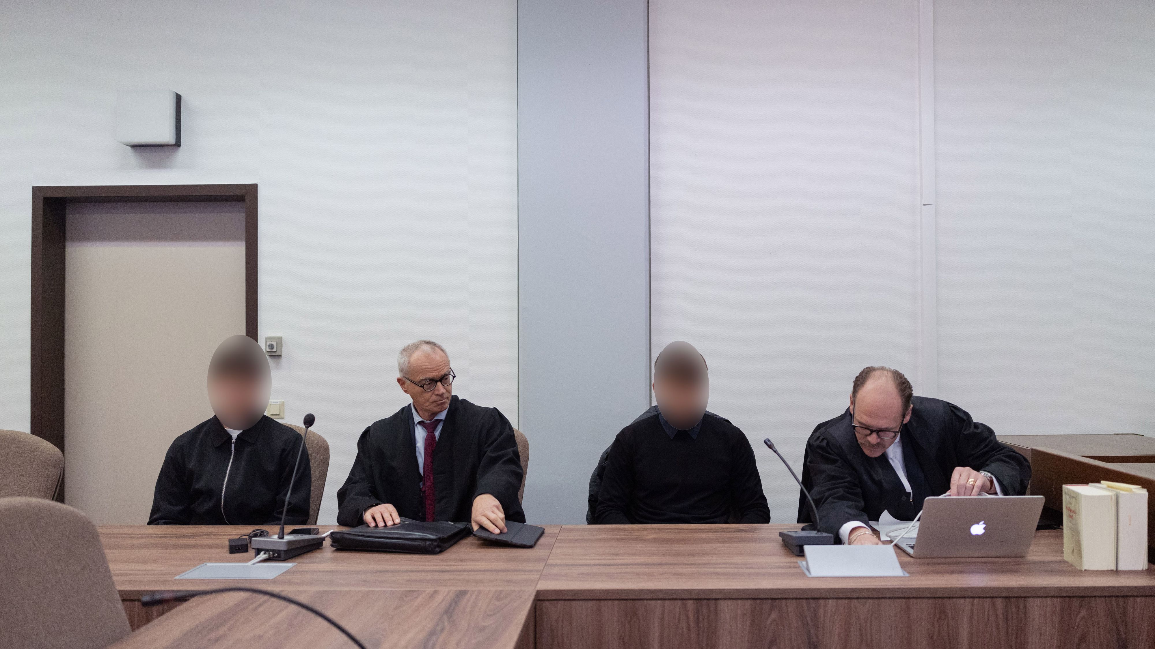 Die beiden Angeklagten, ehemalige Nachwuchsspieler des 1. FC Köln, saßen am 20. Februar 2026 im Landgericht zwischen ihren Anwälten.