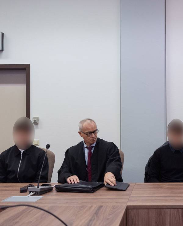 Die beiden Angeklagten, ehemalige Nachwuchsspieler des 1. FC Köln, saßen am 20. Februar 2026 im Landgericht zwischen ihren Anwälten.