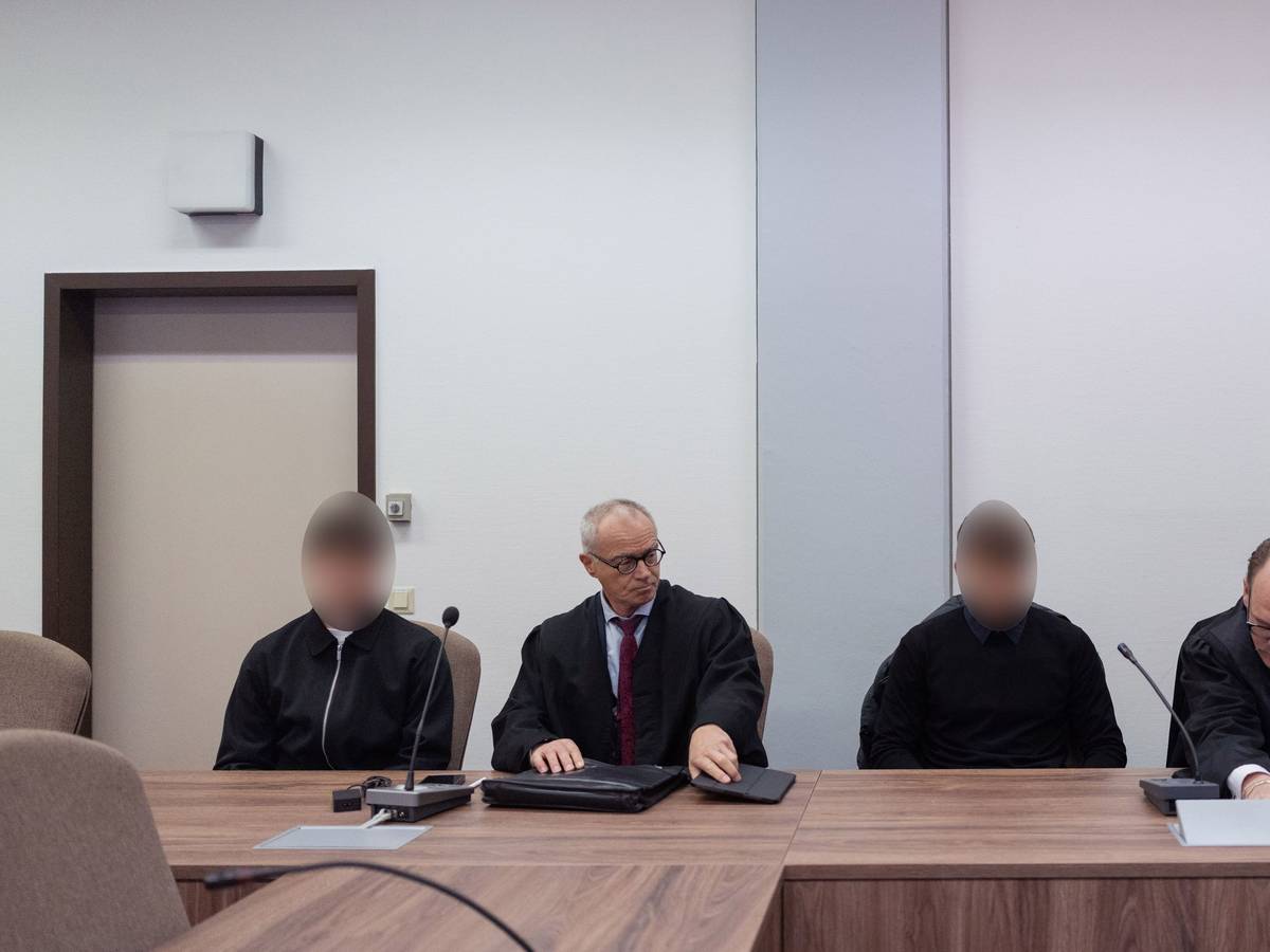 Die beiden Angeklagten, ehemalige Nachwuchsspieler des 1. FC Köln, saßen am 20. Februar 2026 im Landgericht zwischen ihren Anwälten.