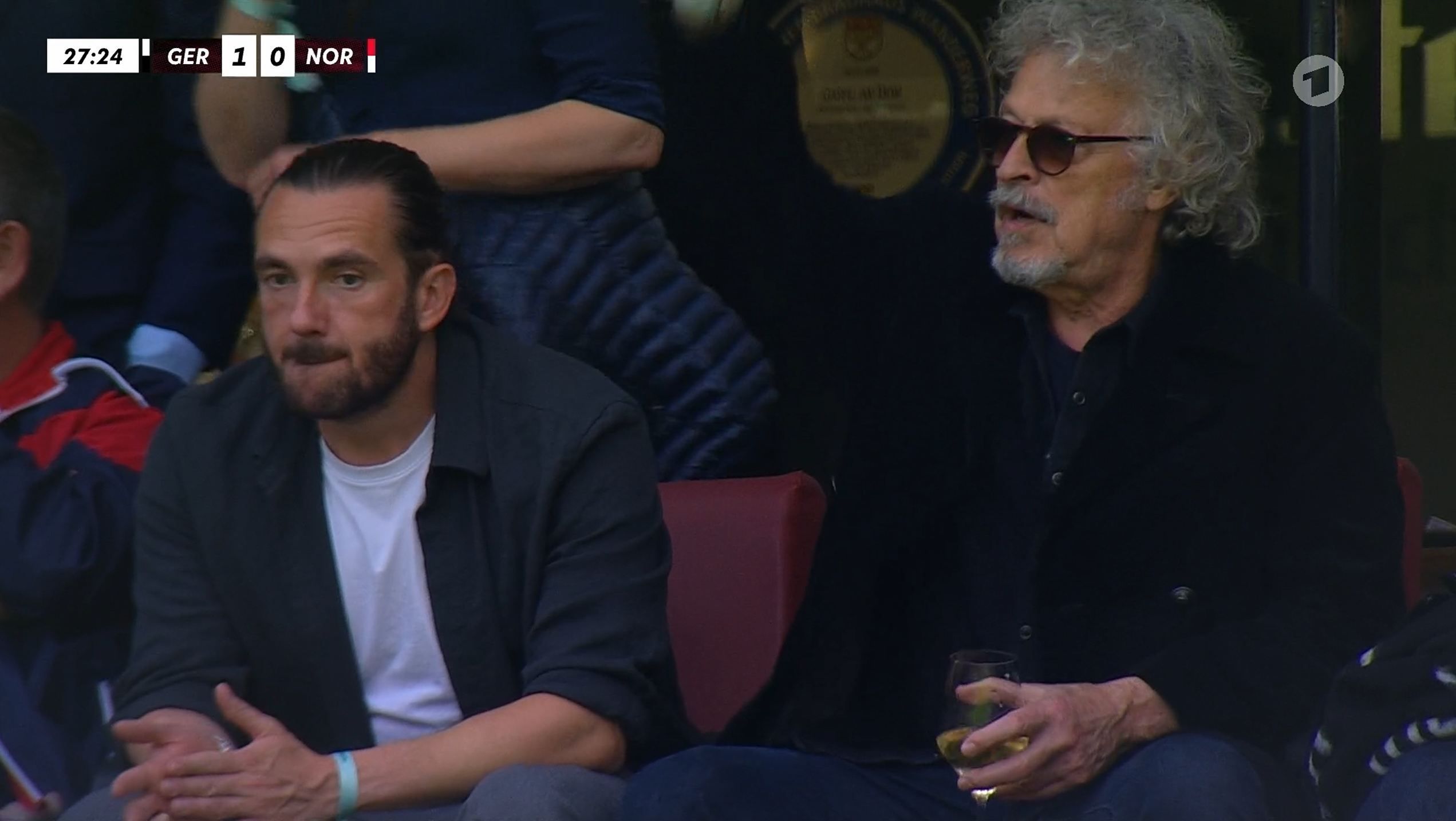 Wolfgang Niedecken (r.) macht bei der La Ola mit.