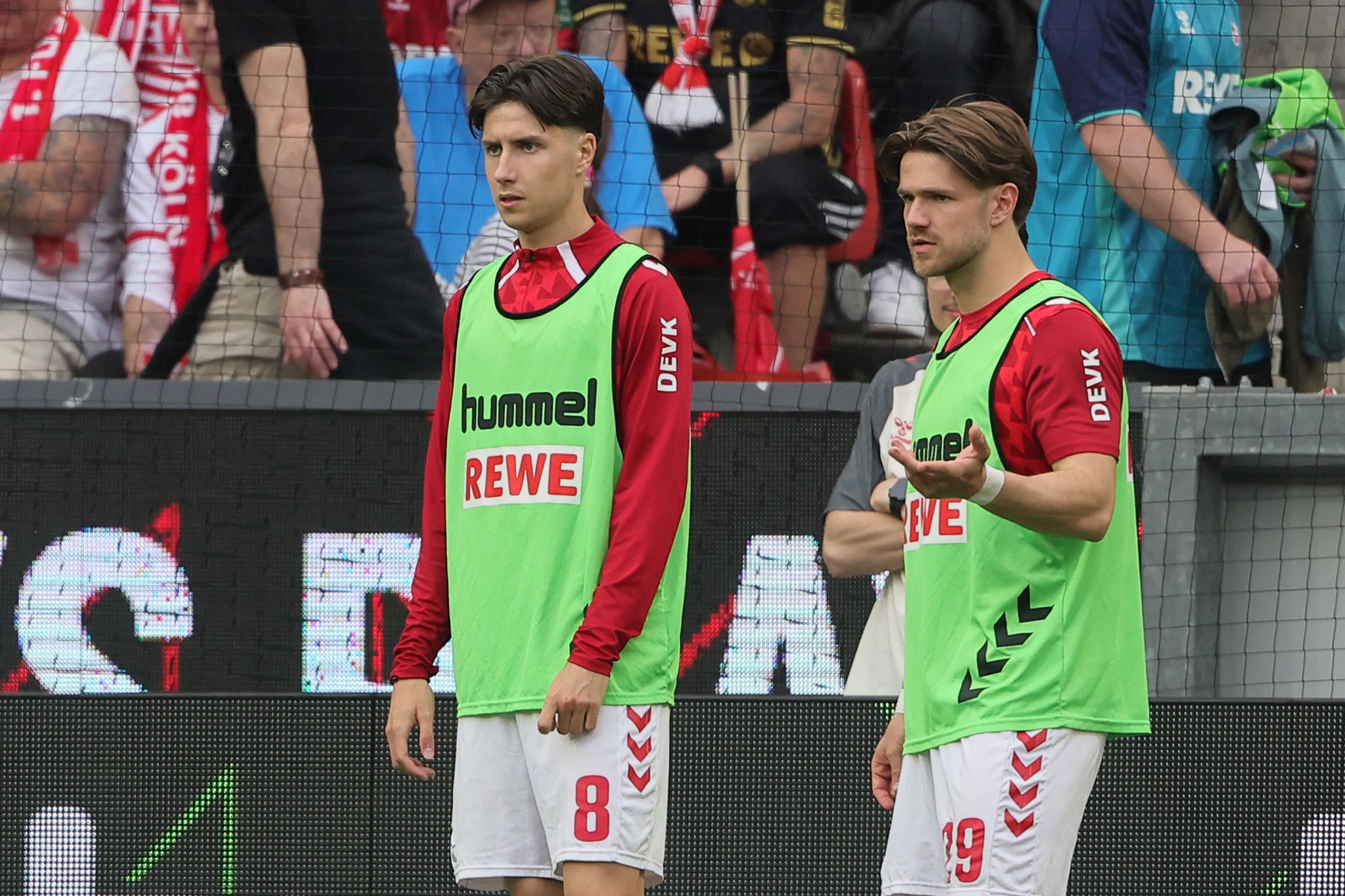 Denis Huseinbasic wärmt sich bei einem Spiel des 1. FC Köln auf.