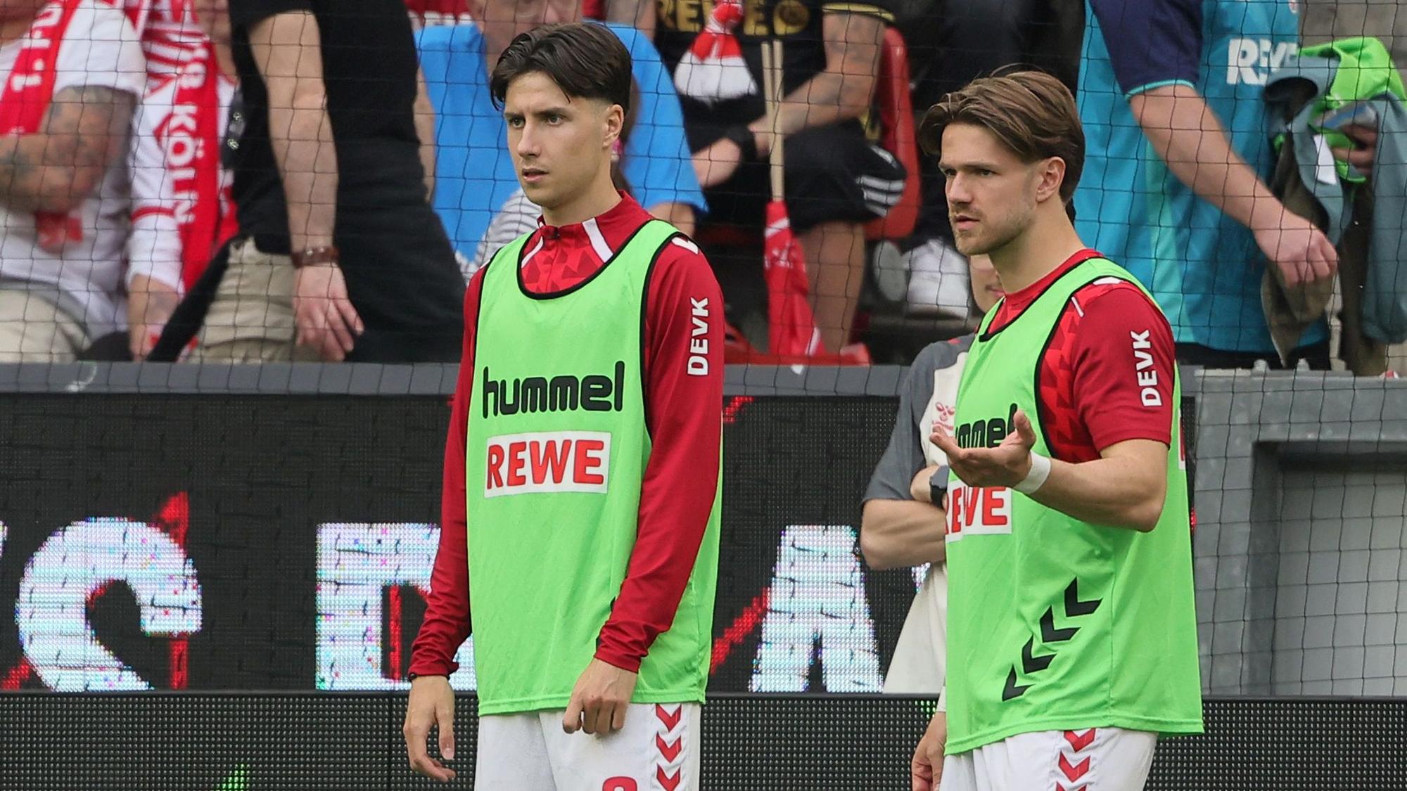 Denis Huseinbasic wärmt sich bei einem Spiel des 1. FC Köln auf.