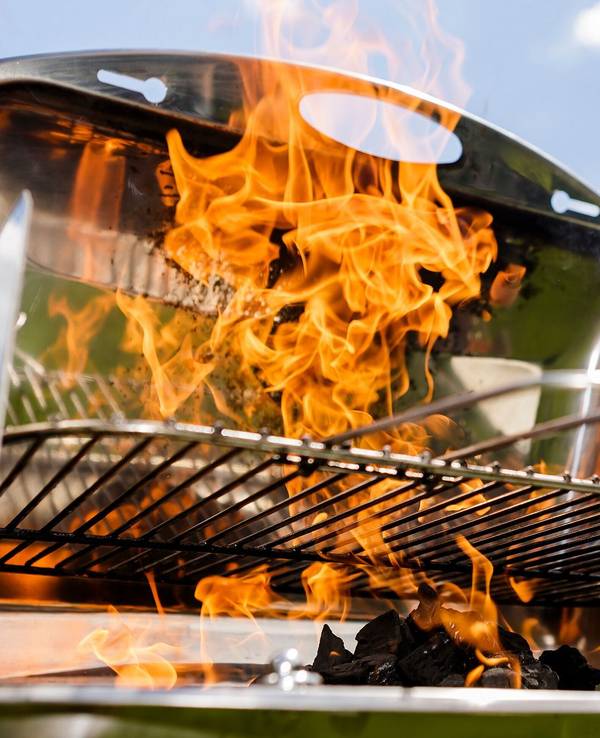 Holzkohle brennt in einem Garten auf dem Grill