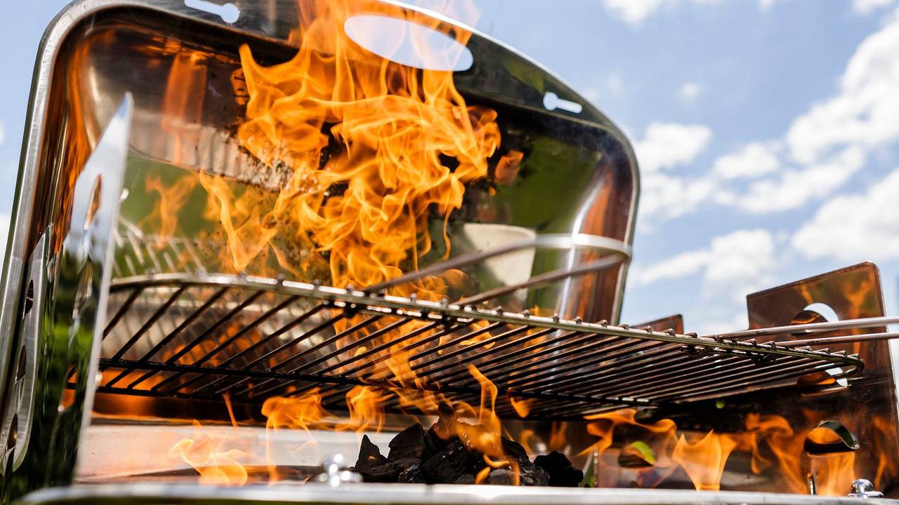 Holzkohle brennt in einem Garten auf dem Grill