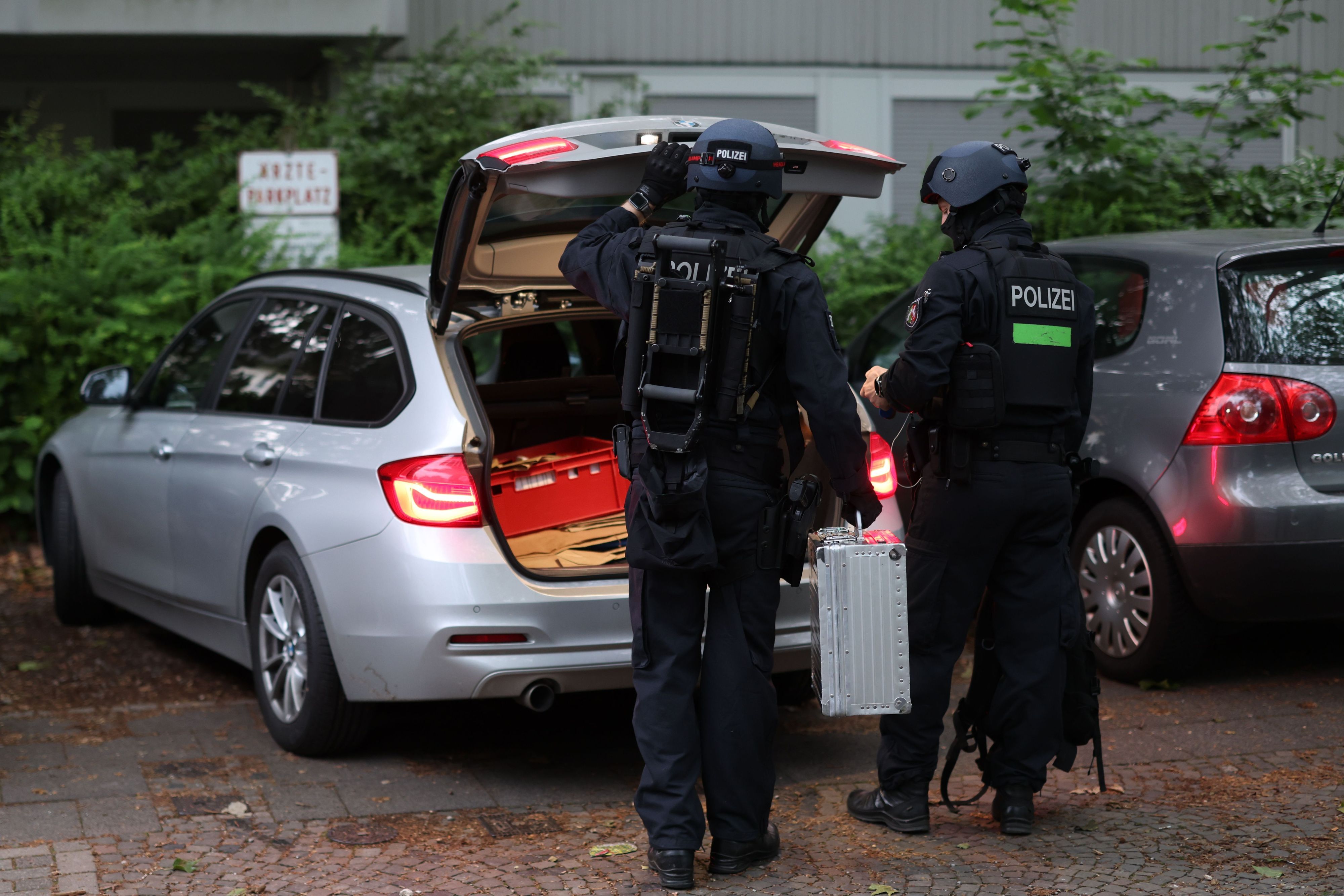 Polizisten sind bei einem Einsatz in Leverkusen. Zwei Monate nach der eskalierten Feier einer Großfamilie in Leverkusen geht die Polizei mit Razzien gegen die mutmaßlichen Rädelsführer vor. Seit dem frühen Morgen werden nach dpa-Informationen mehrere Objekte durchsucht.