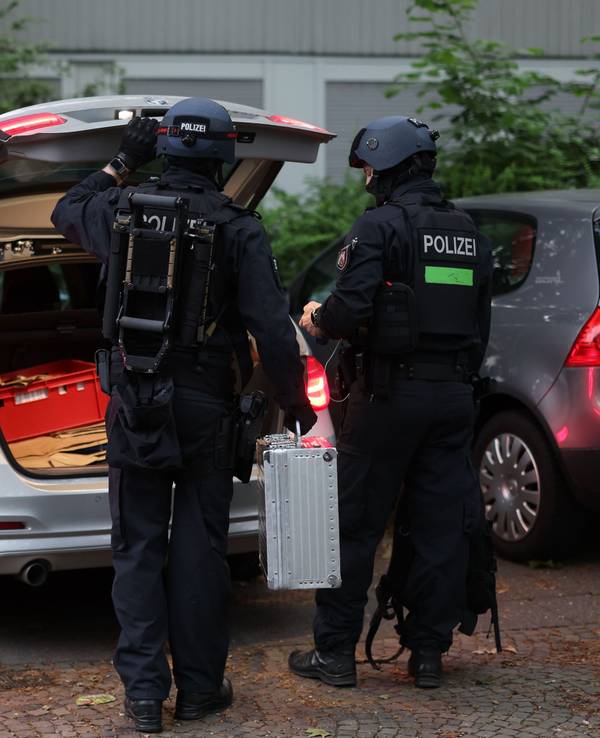 Polizisten sind bei einem Einsatz in Leverkusen. Zwei Monate nach der eskalierten Feier einer Großfamilie in Leverkusen geht die Polizei mit Razzien gegen die mutmaßlichen Rädelsführer vor. Seit dem frühen Morgen werden nach dpa-Informationen mehrere Objekte durchsucht.