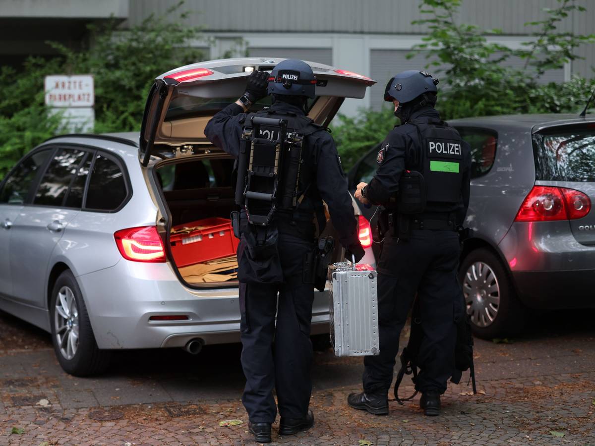 Polizisten sind bei einem Einsatz in Leverkusen. Zwei Monate nach der eskalierten Feier einer Großfamilie in Leverkusen geht die Polizei mit Razzien gegen die mutmaßlichen Rädelsführer vor. Seit dem frühen Morgen werden nach dpa-Informationen mehrere Objekte durchsucht.