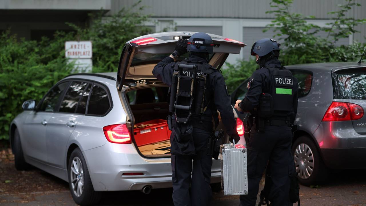 Polizisten sind bei einem Einsatz in Leverkusen. Zwei Monate nach der eskalierten Feier einer Großfamilie in Leverkusen geht die Polizei mit Razzien gegen die mutmaßlichen Rädelsführer vor. Seit dem frühen Morgen werden nach dpa-Informationen mehrere Objekte durchsucht.