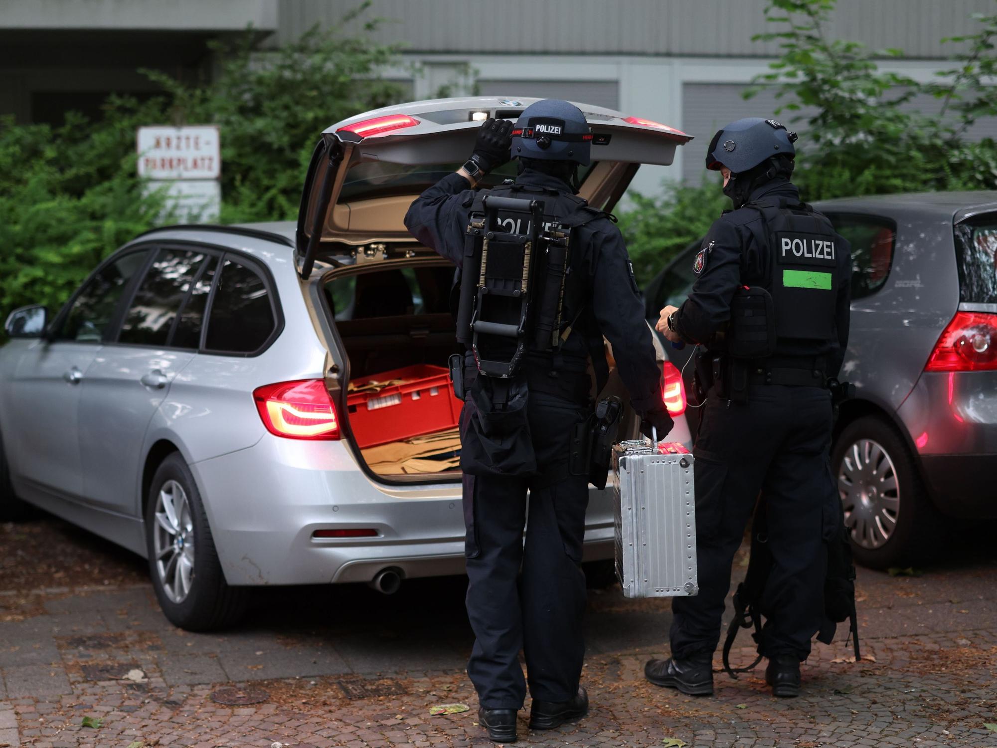 Polizisten sind bei einem Einsatz in Leverkusen. Zwei Monate nach der eskalierten Feier einer Großfamilie in Leverkusen geht die Polizei mit Razzien gegen die mutmaßlichen Rädelsführer vor. Seit dem frühen Morgen werden nach dpa-Informationen mehrere Objekte durchsucht.