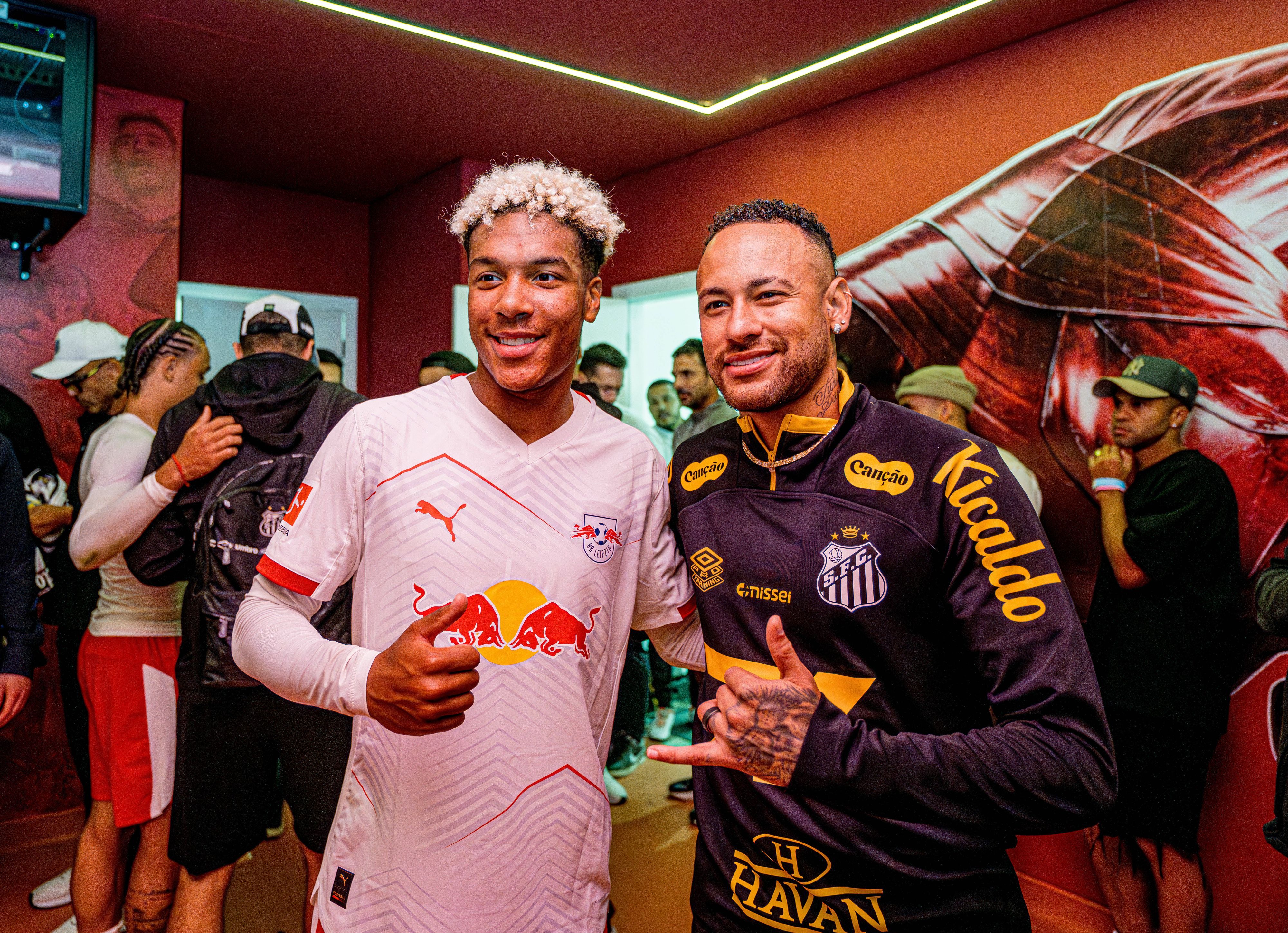 Lionel Voufack posiert mit Neymar für ein Erinnerungsfoto.
