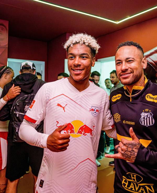 Lionel Voufack posiert mit Neymar für ein Erinnerungsfoto.
