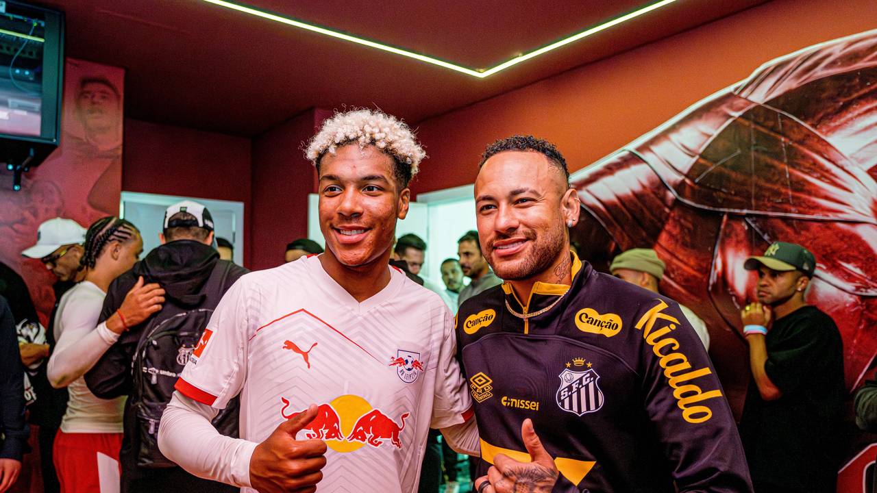 Lionel Voufack posiert mit Neymar für ein Erinnerungsfoto.
