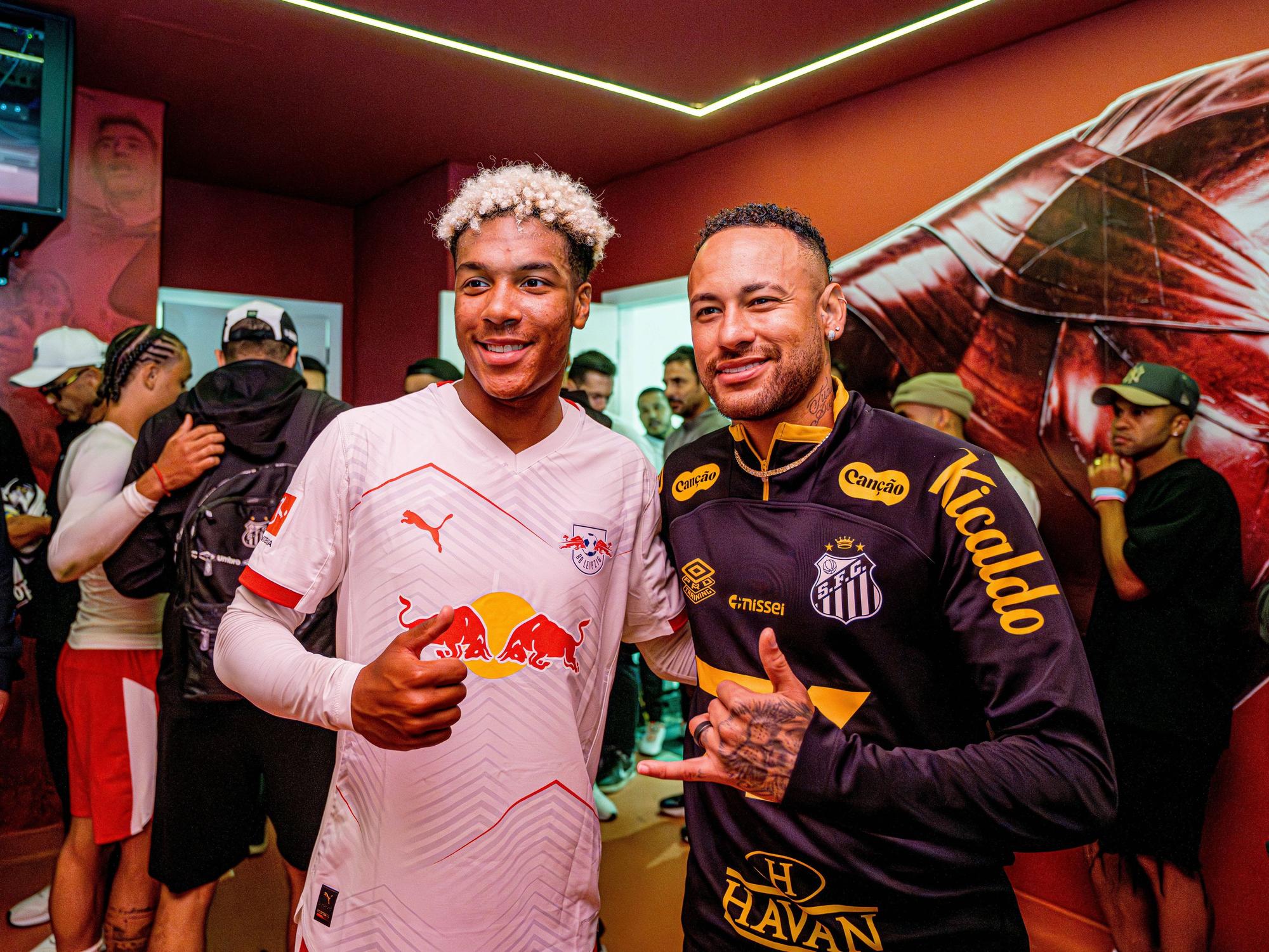 Lionel Voufack posiert mit Neymar für ein Erinnerungsfoto.